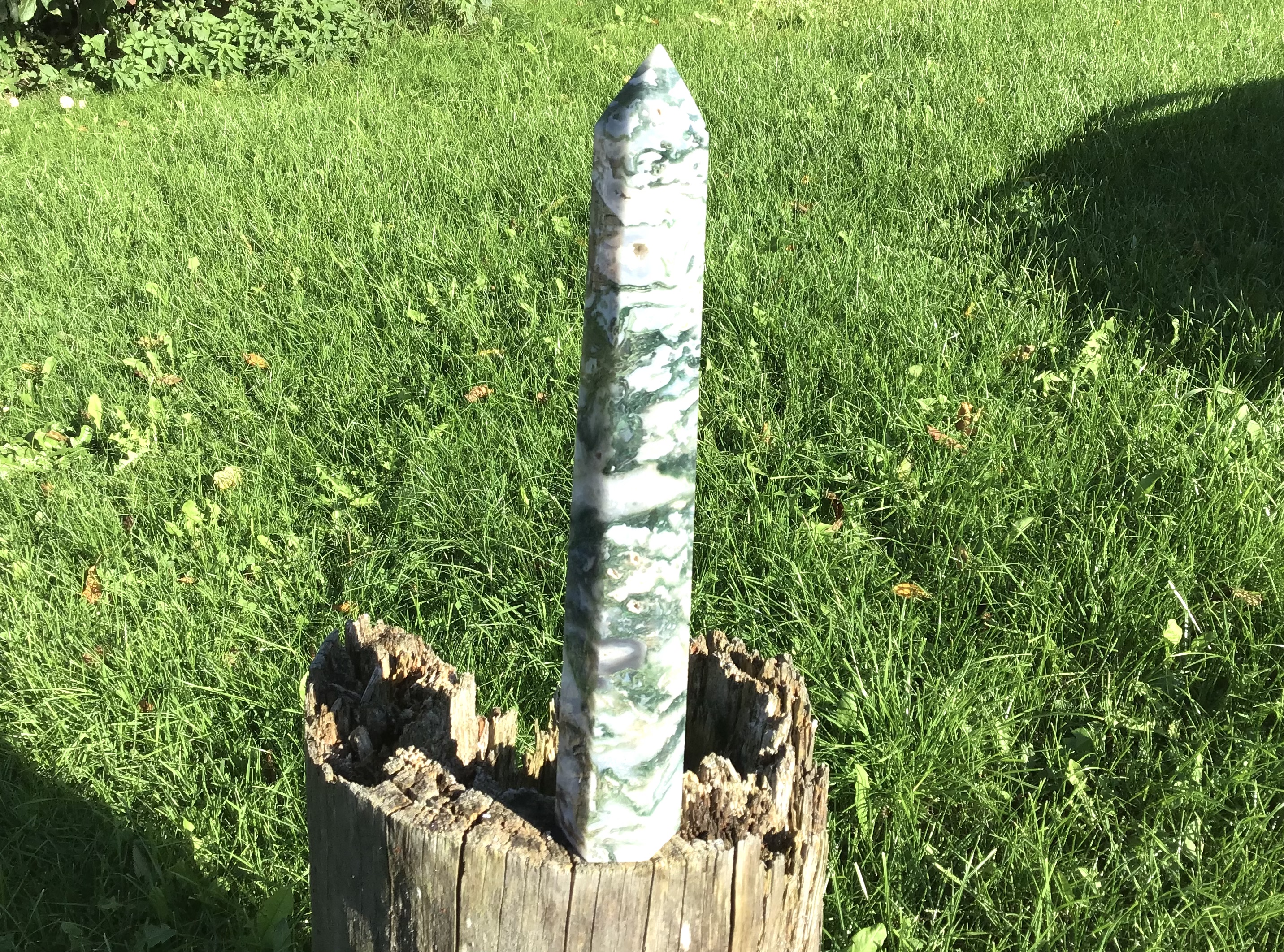 Mechový achát- obelisk