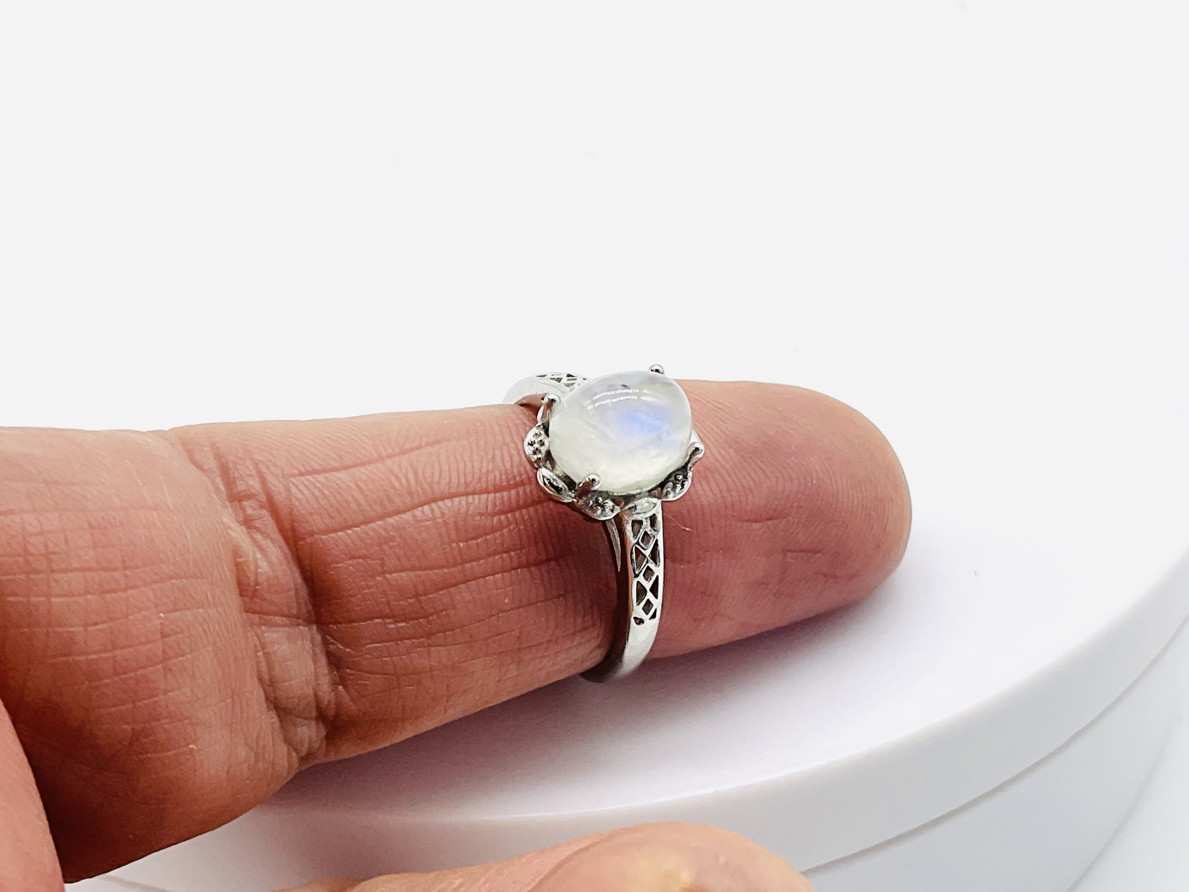 Prstýnek s měsíčním kamenem