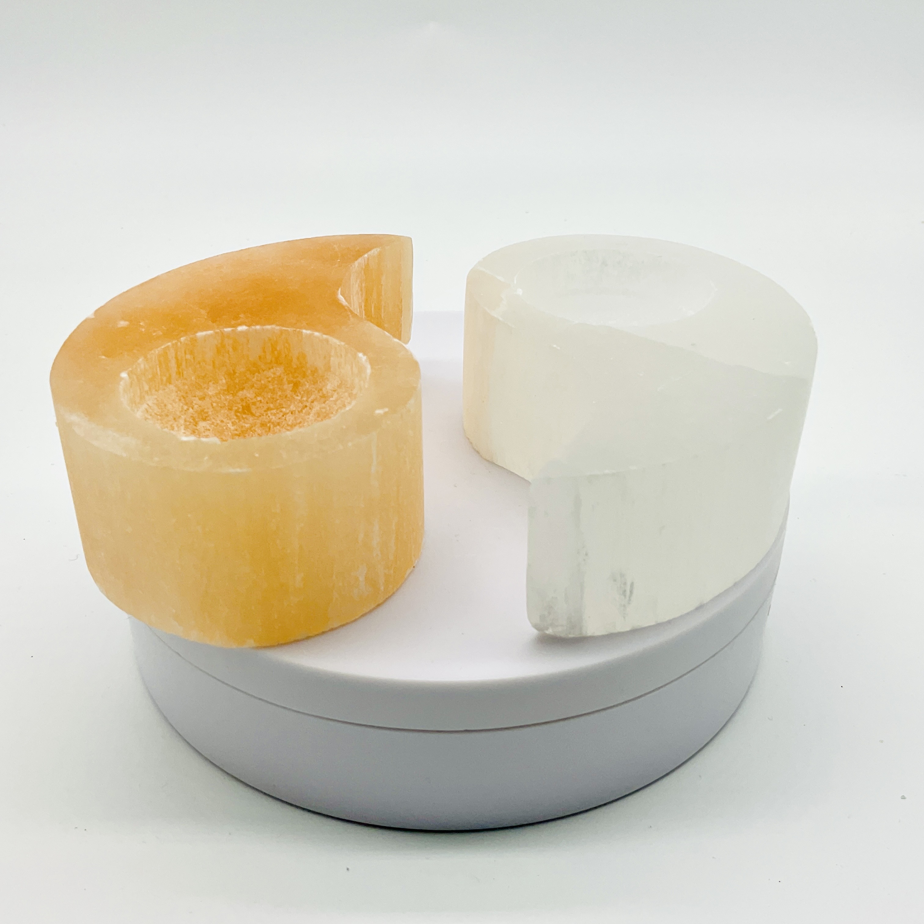 Selenitový svícen jin-jang