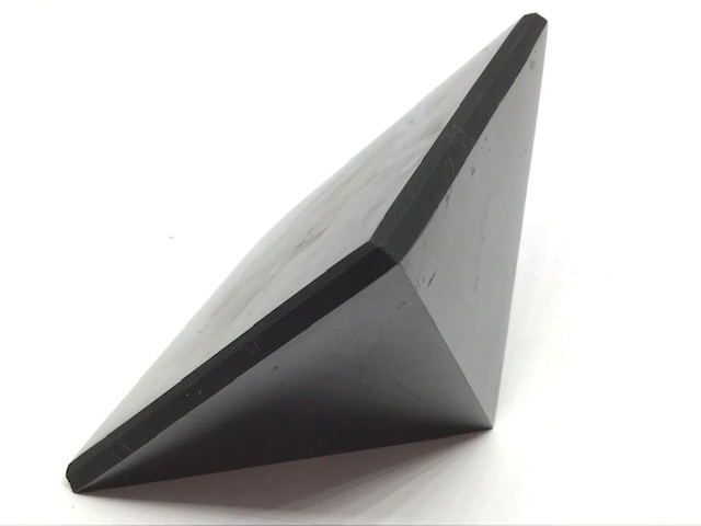 Šungitová pyramida leštěná