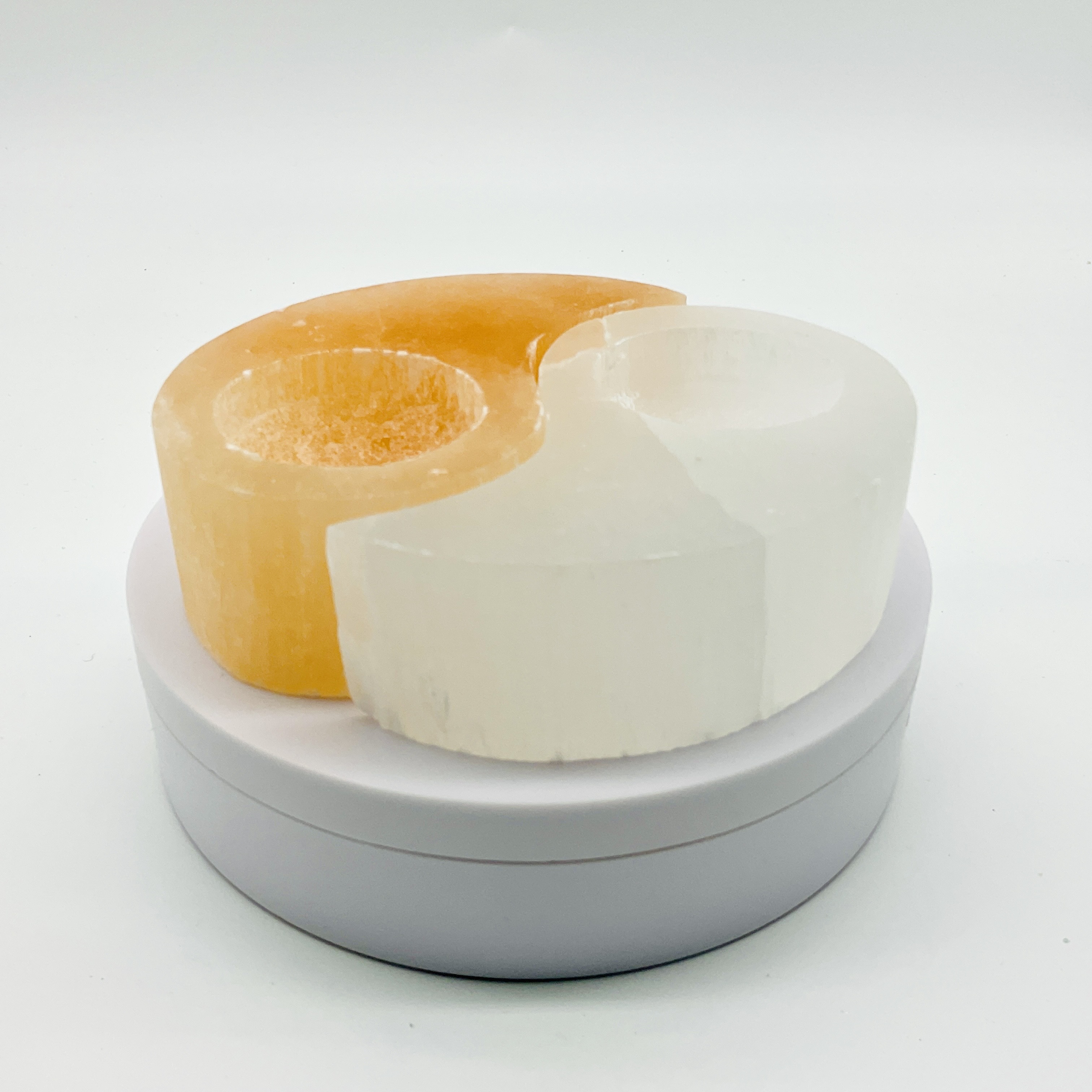 Selenitový svícen jin-jang