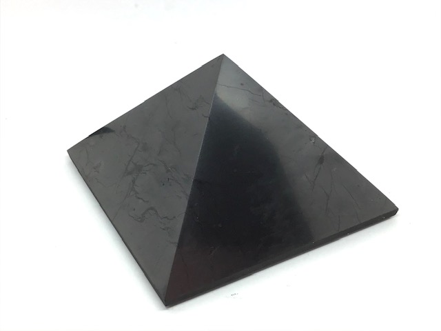 Šungitová pyramida leštěná