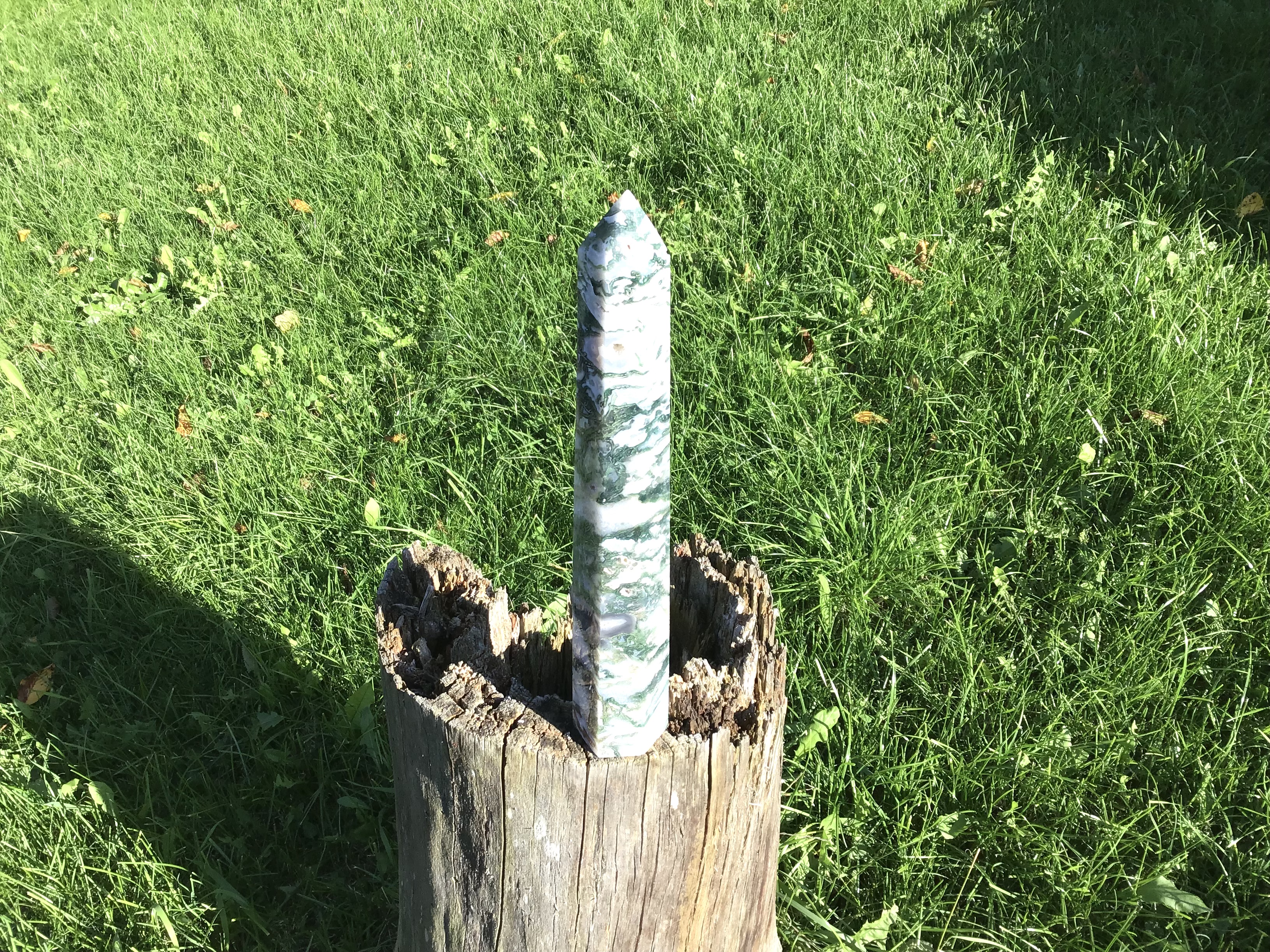 Mechový achát- obelisk