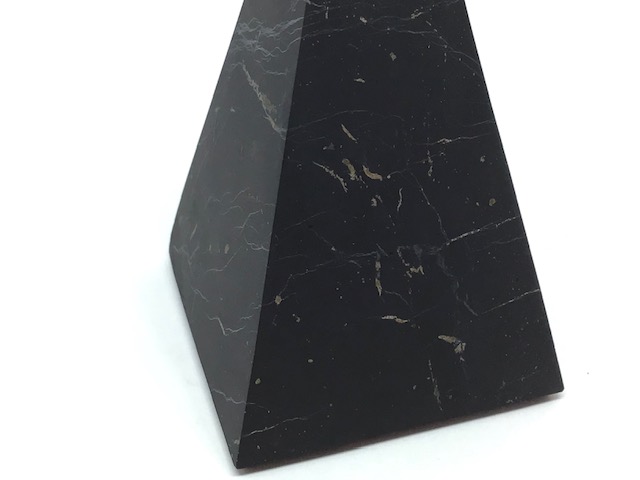 Šungit-jehlan neleštěný