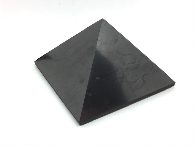 Šungitová pyramida leštěná