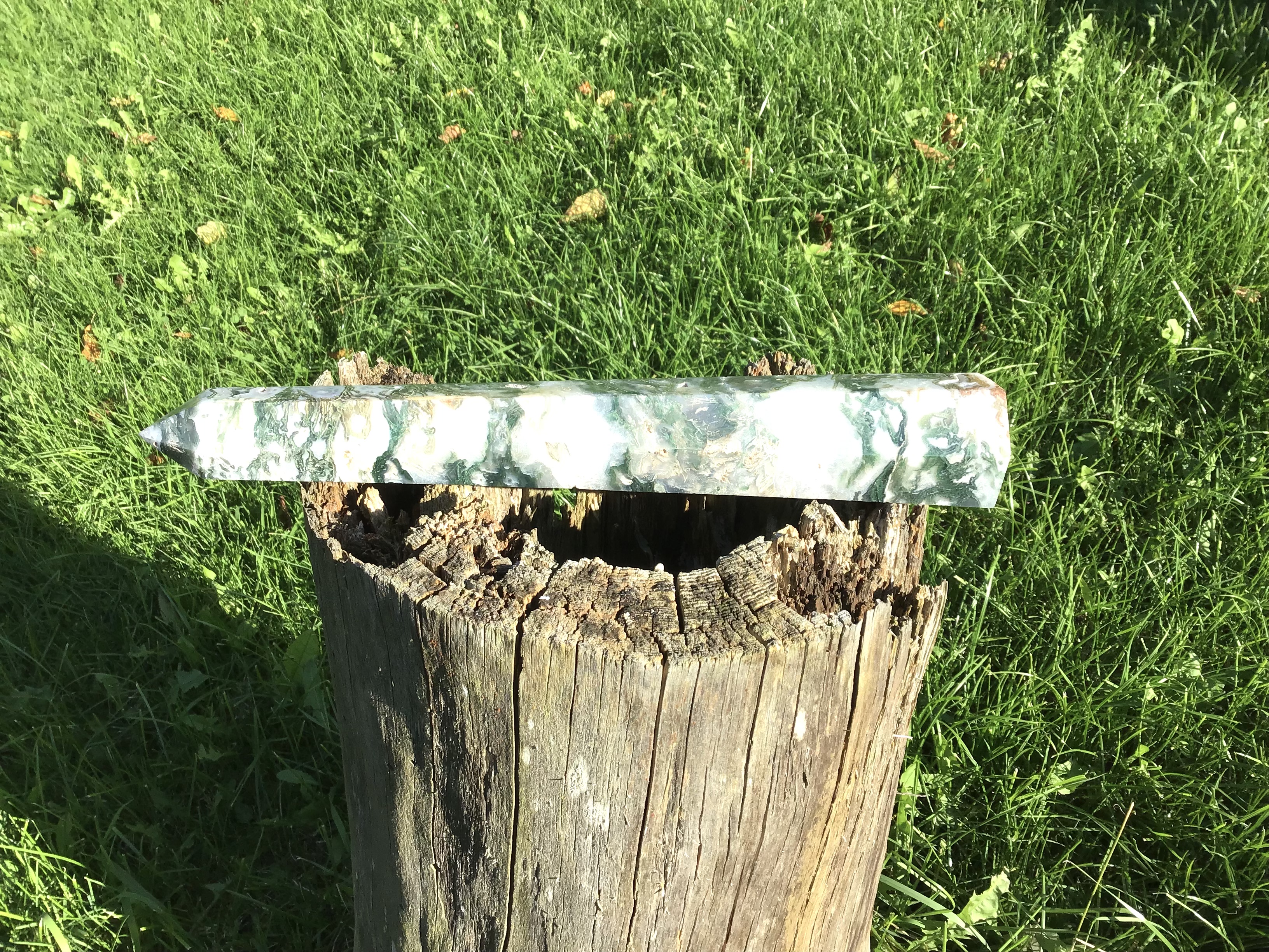 Mechový achát- obelisk