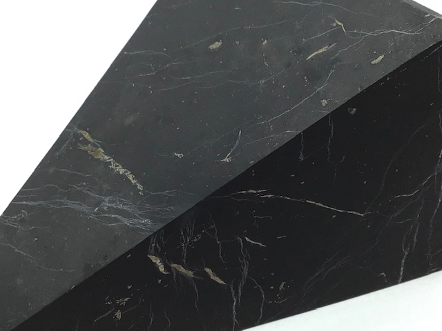 Šungit-jehlan neleštěný