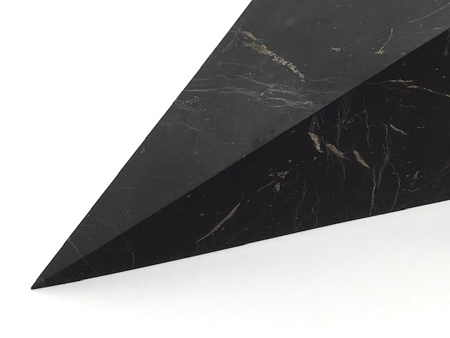 Šungit-jehlan neleštěný