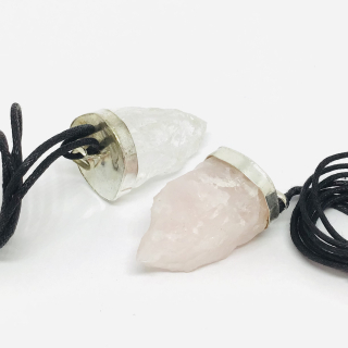 Přívěsky přírodní