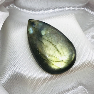 Labradorit kabašon
